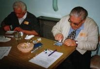 Mayores construyendo instrumentos de papel